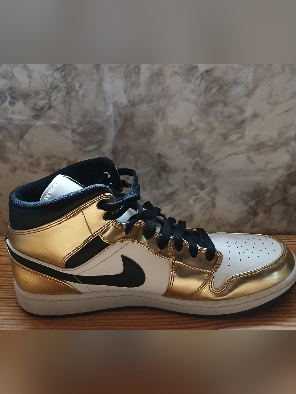 Nike Air Jordan 1 Mid SE Metallic Gold Basketball Men's Sneakers